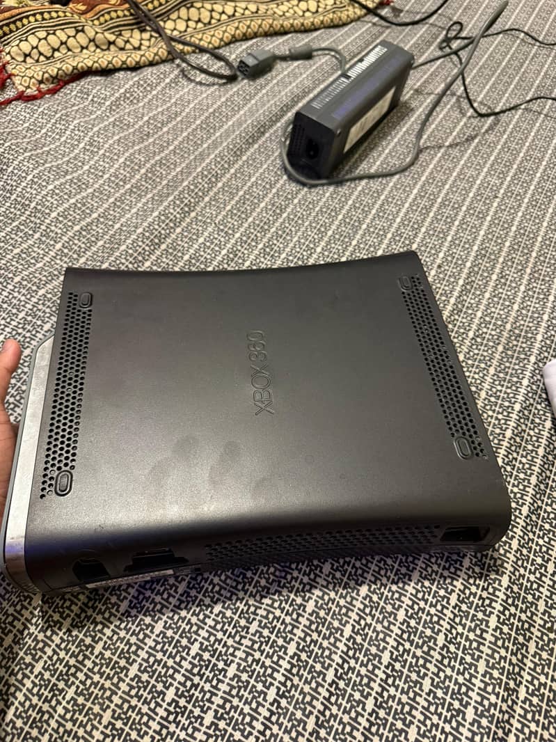 Xbox 360 + 2 controllers 2