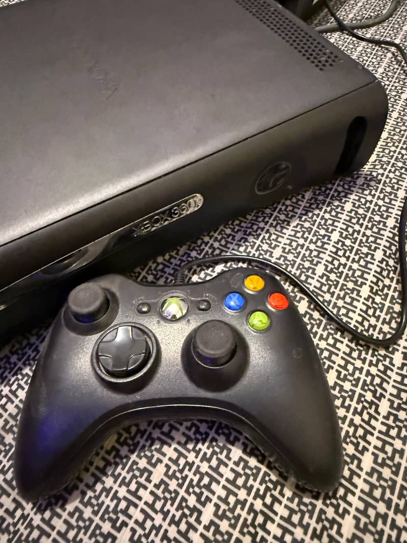 Xbox 360 + 2 controllers 3