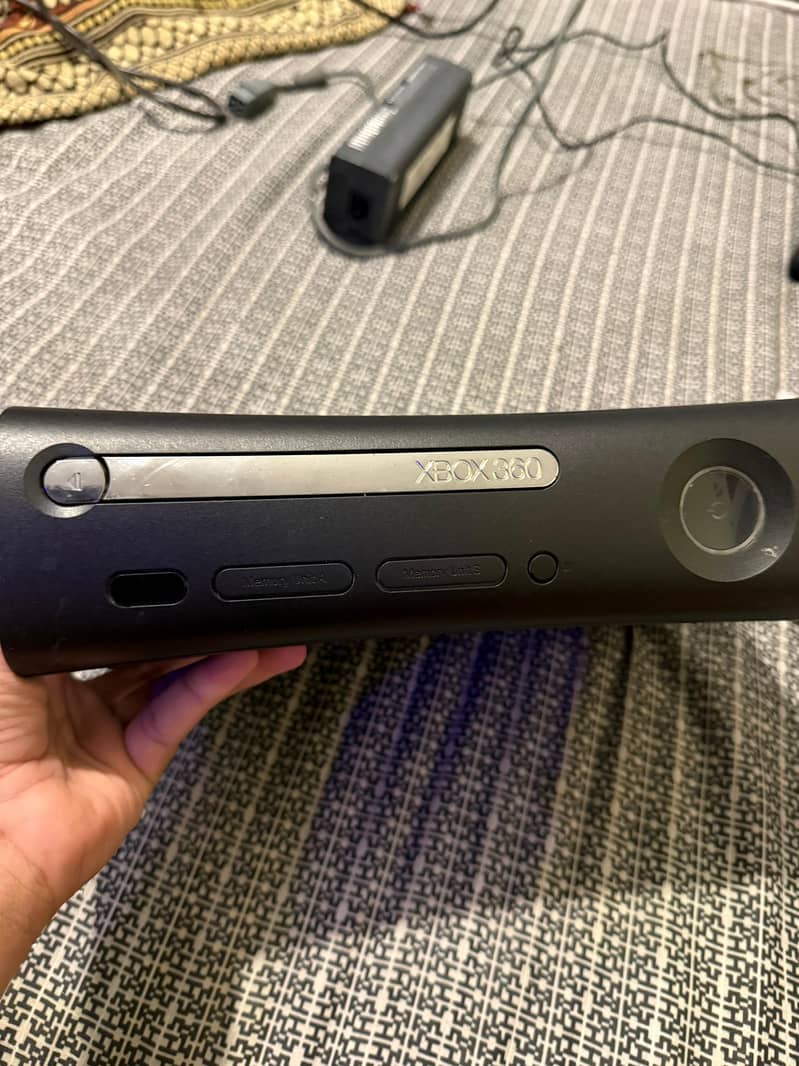 Xbox 360 + 2 controllers 4