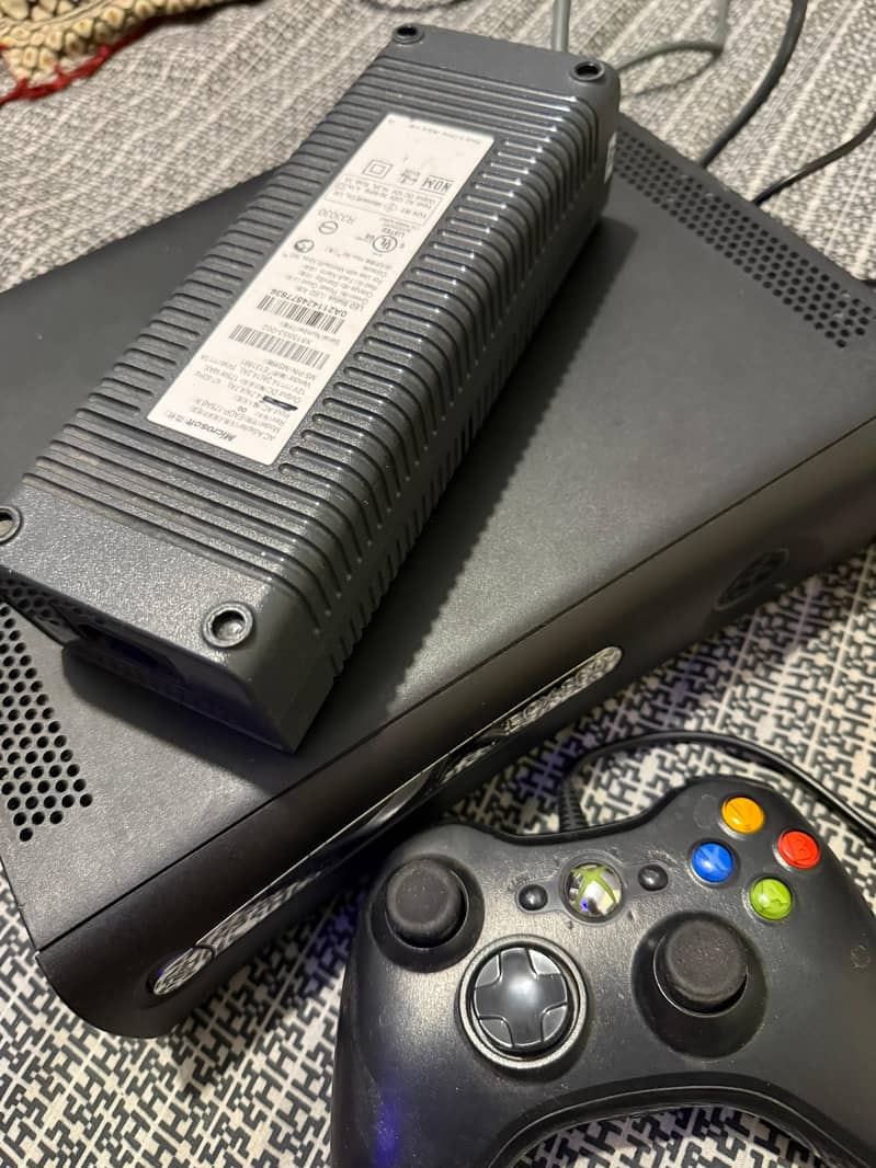 Xbox 360 + 2 controllers 6