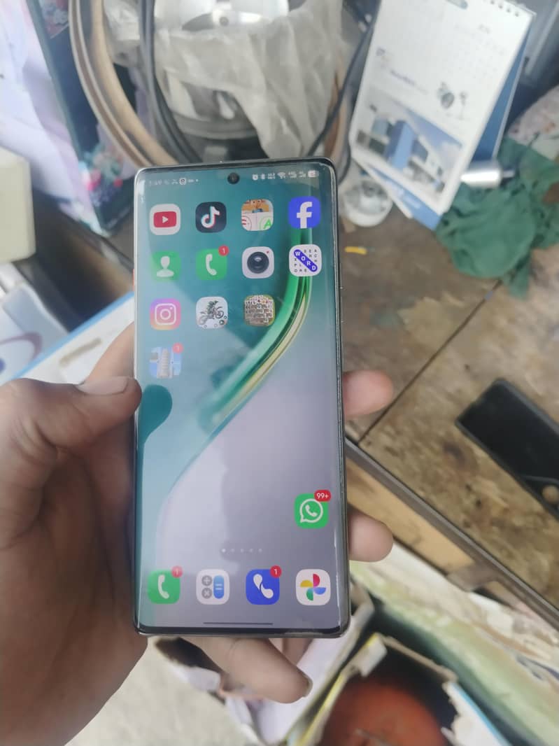 Tecno CAMON 40 Pro 1