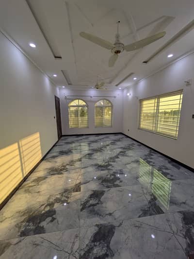 GULBERG RESIDENCIA 7M GROUND FLOOR FOR RENT