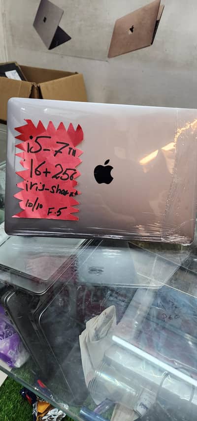 Macbook pro i5 7th 16/256 iris shared 13" with touchbar 4k display