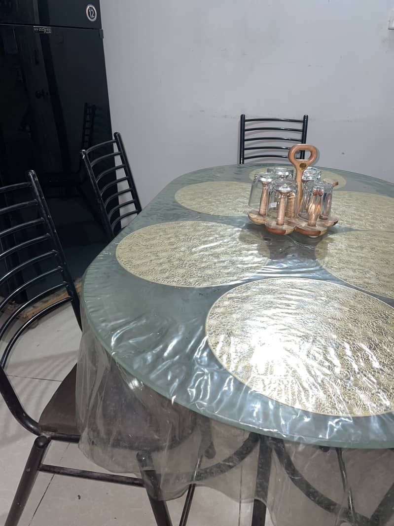 DINING TABLE 4