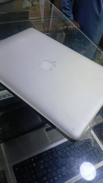 Macbook Air Pro 8gb Ram - 120ssd. 2011 model - Macos version High Sier