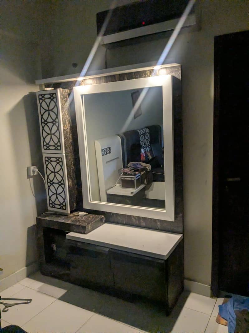 Acrylic dressing table 3