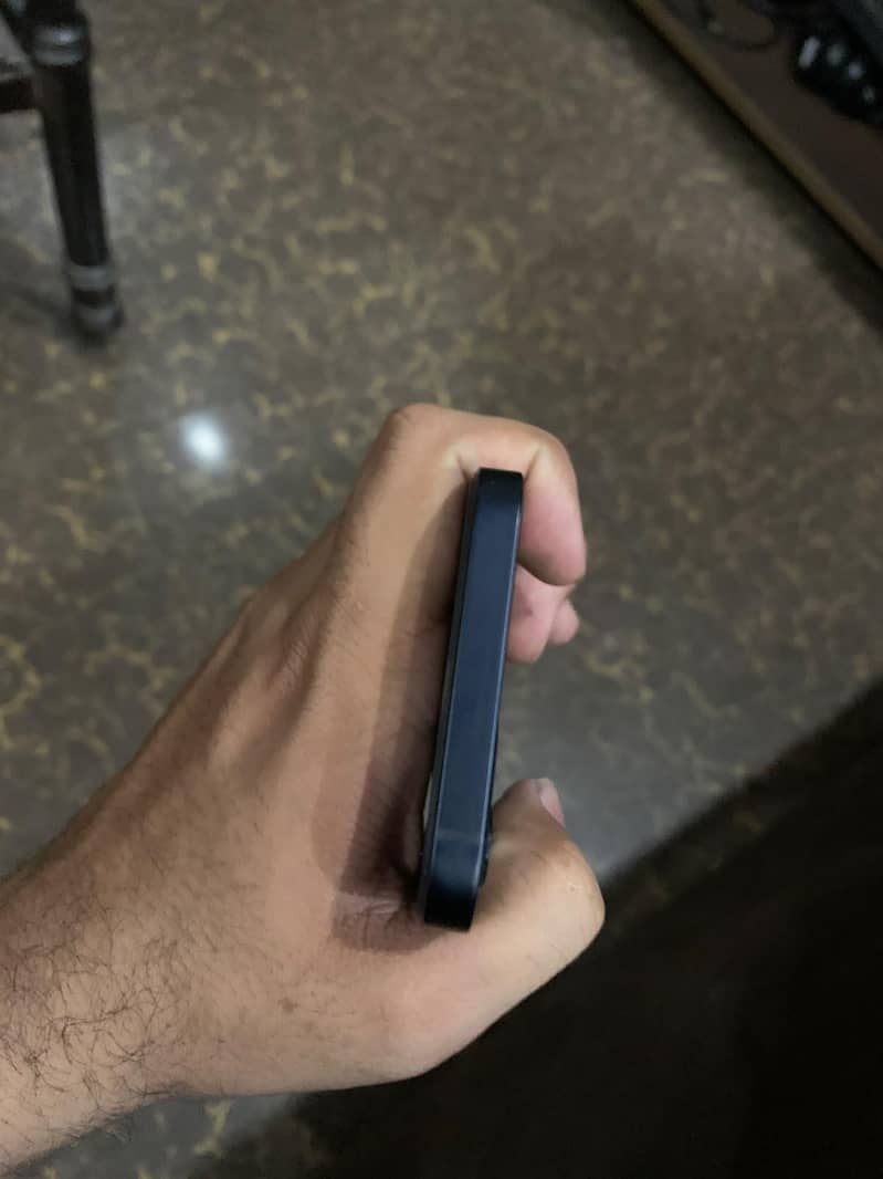 Apple iPhone 12 3