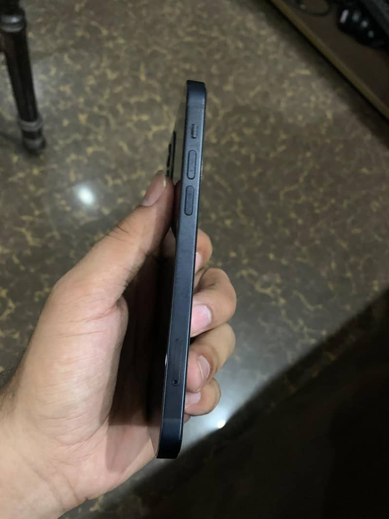 Apple iPhone 12 4
