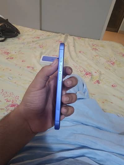 Apple iPhone 16