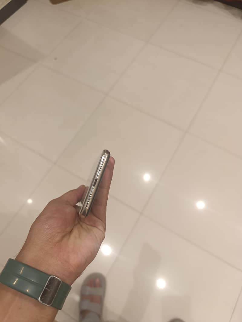 iPhone X 4