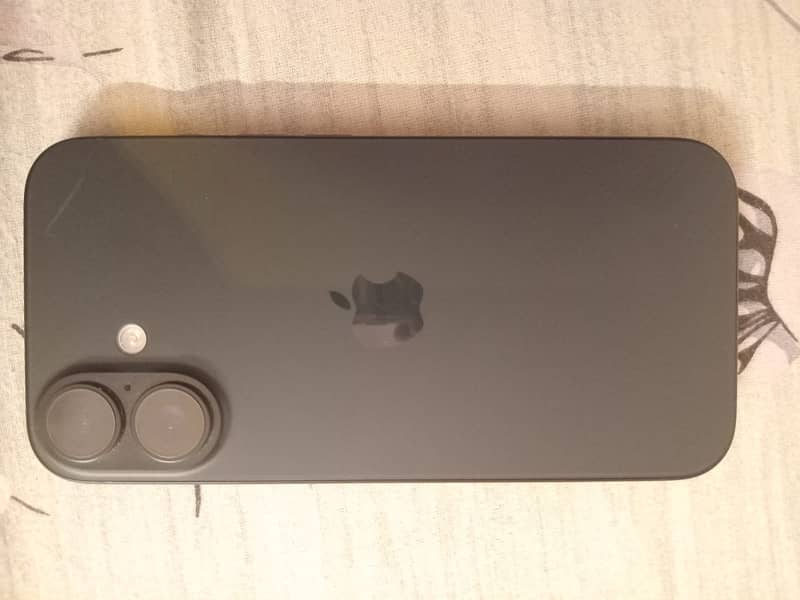 Apple iPhone 16 2
