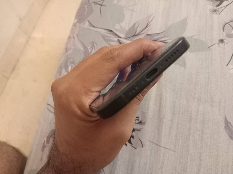 Apple iPhone 16 6