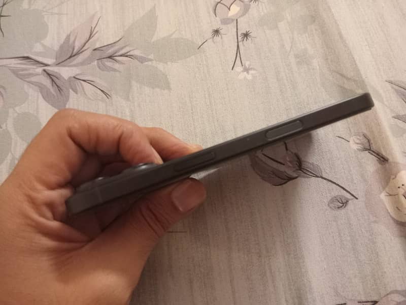 Apple iPhone 16 7