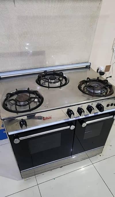 Cooking Range With 3 Stoves . . . . 10/10 Condition