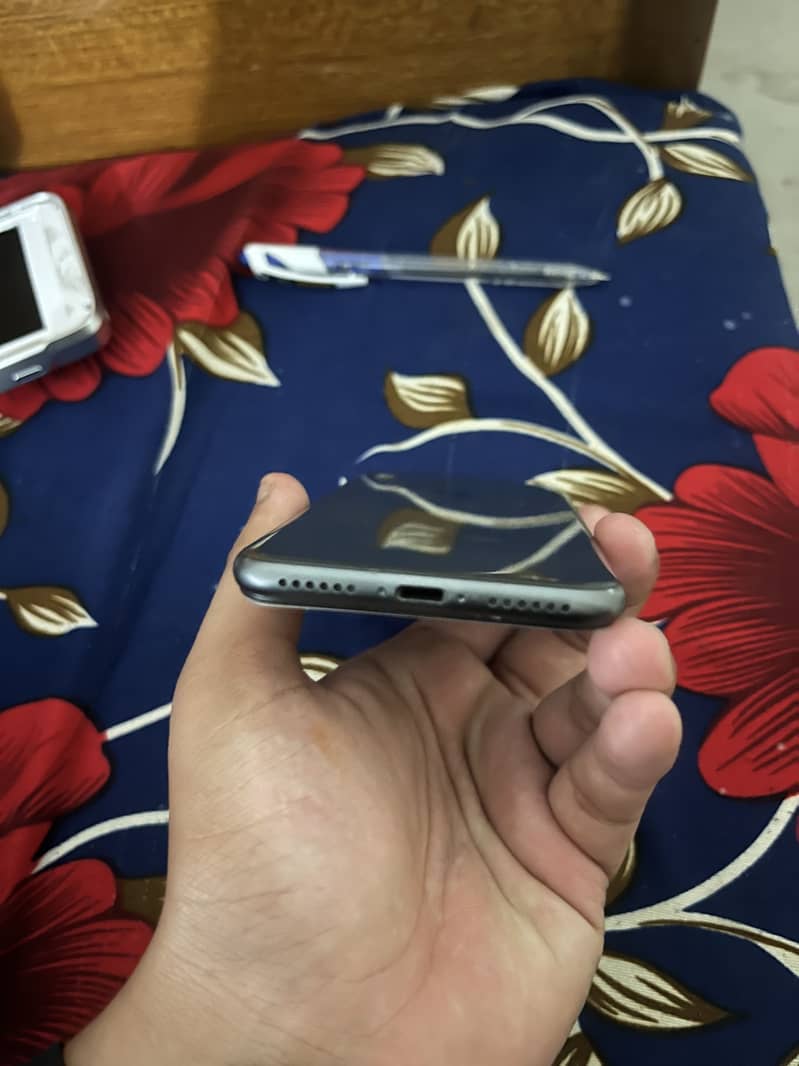 iPhone 8 3