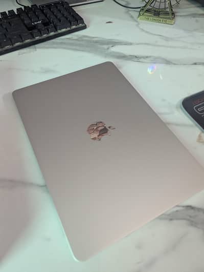Apple MacBook Air M2 (Starlight)