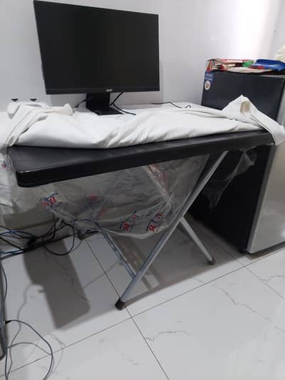 Plastic table