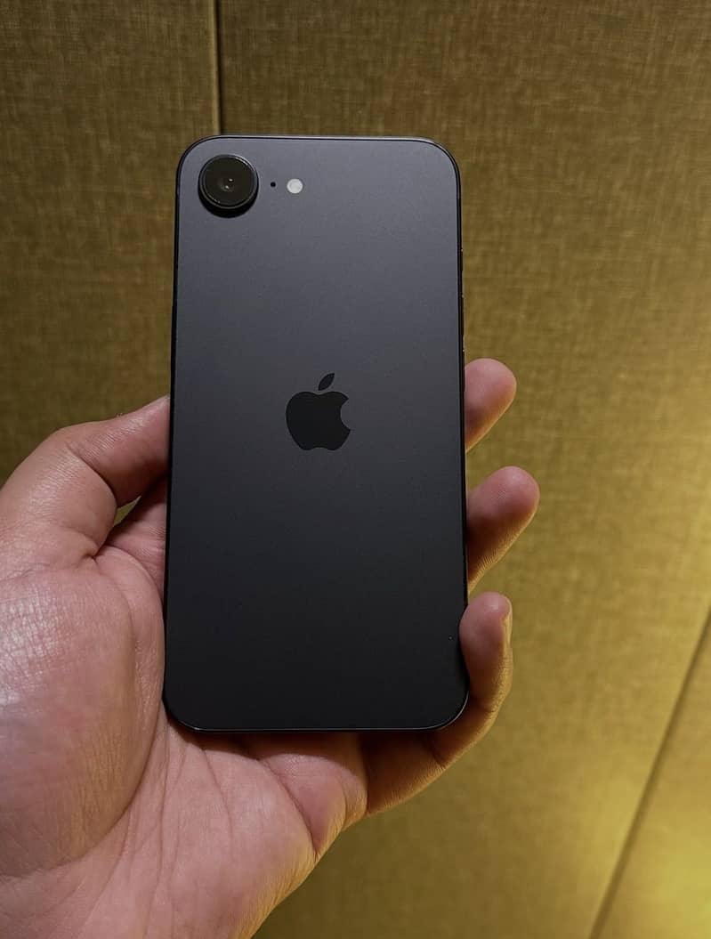 Apple iPhone 16e 0