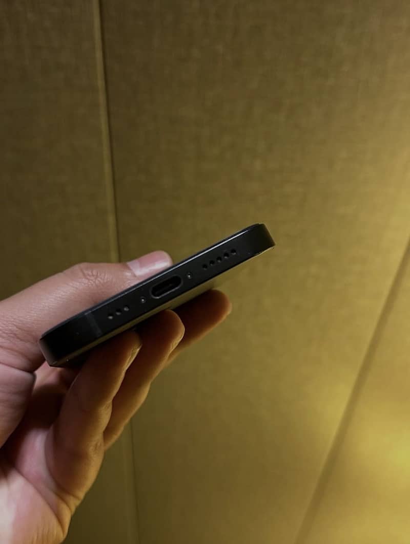 Apple iPhone 16e 4