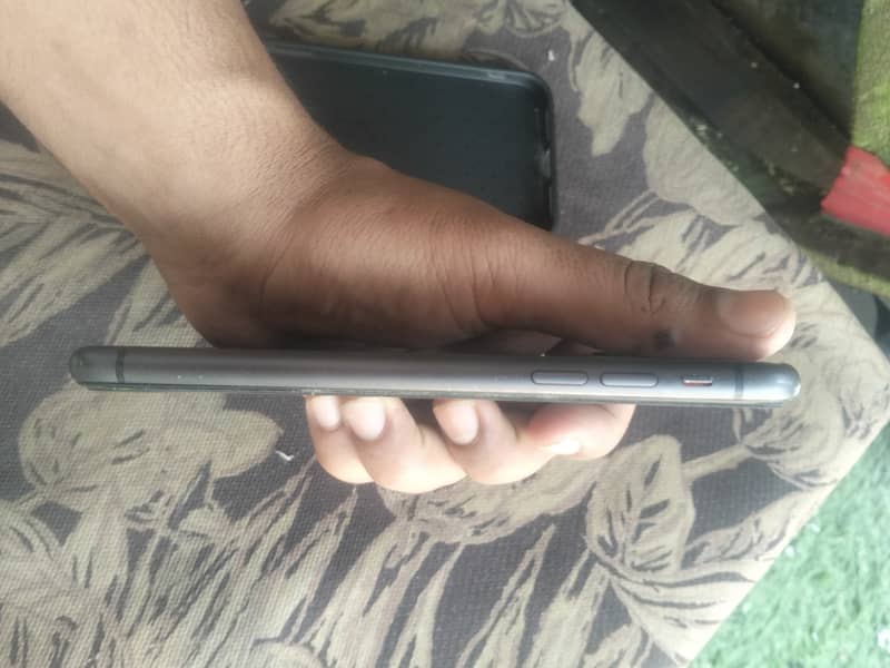Apple iPhone 11 4