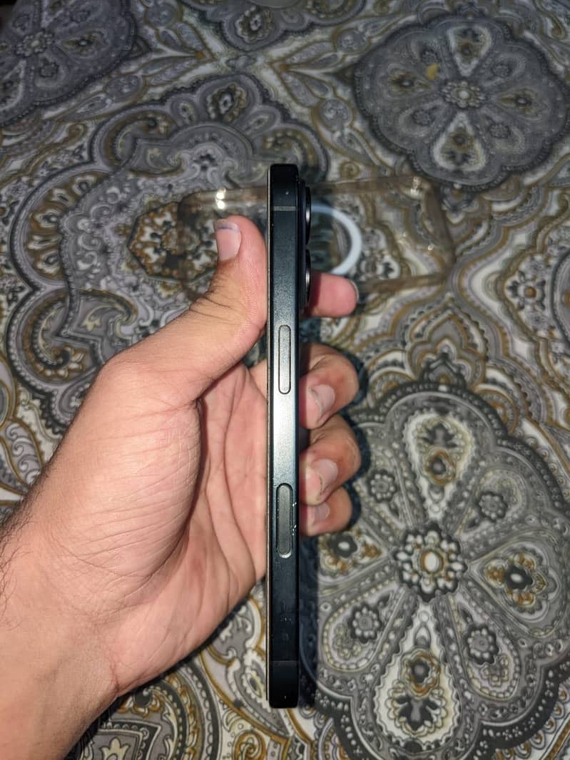 Apple iPhone 16 2