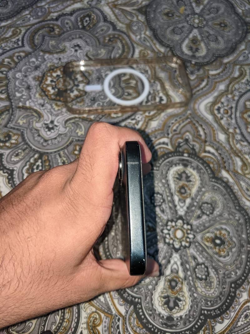 Apple iPhone 16 3