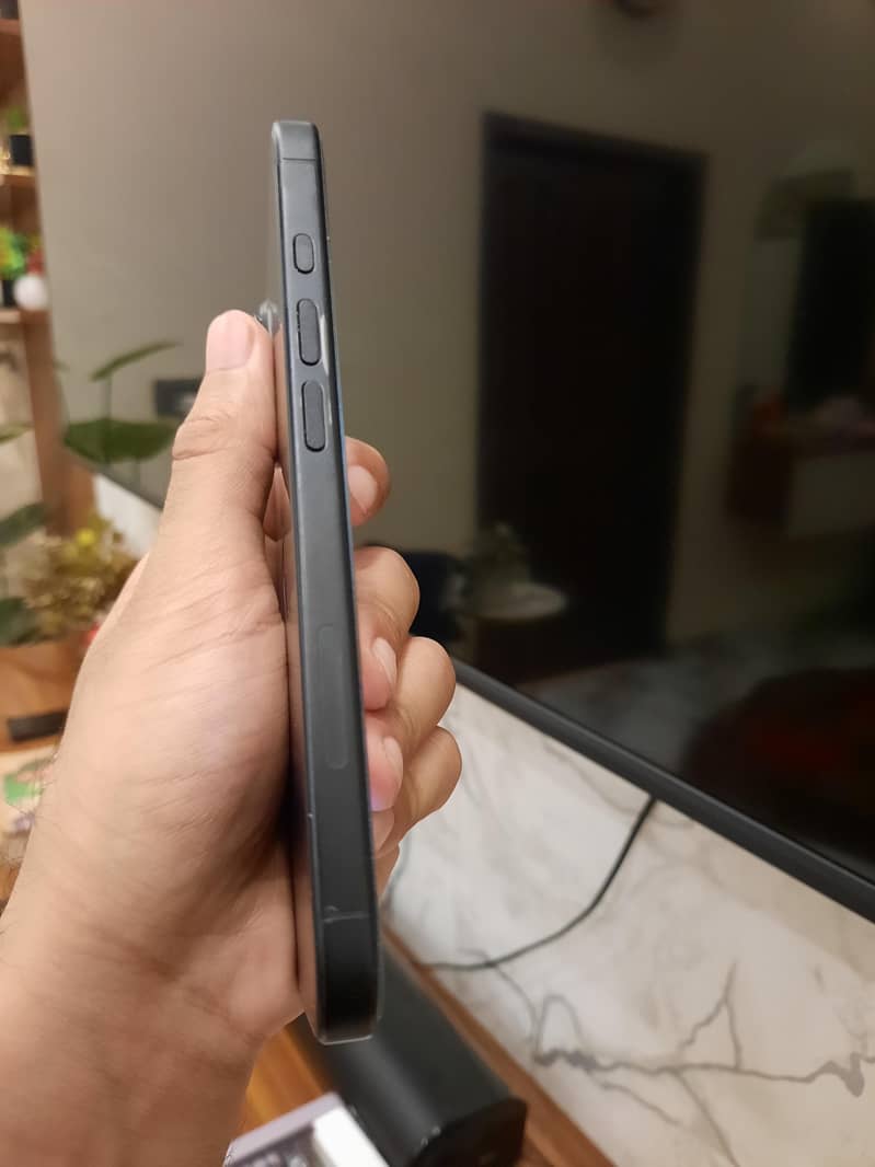 Apple iPhone 16 4