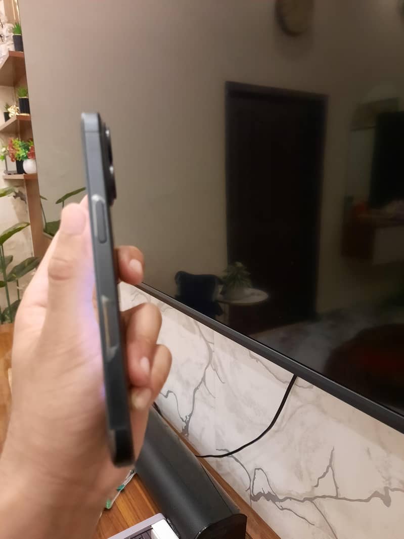 Apple iPhone 16 6