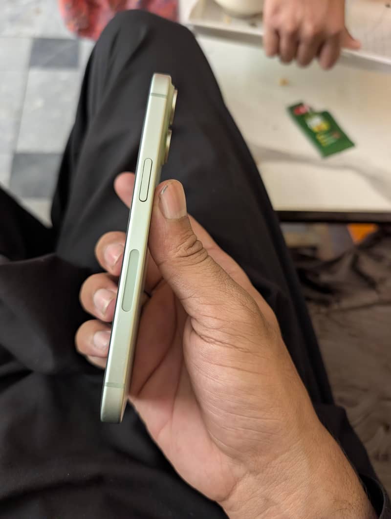 iPhone 15 4
