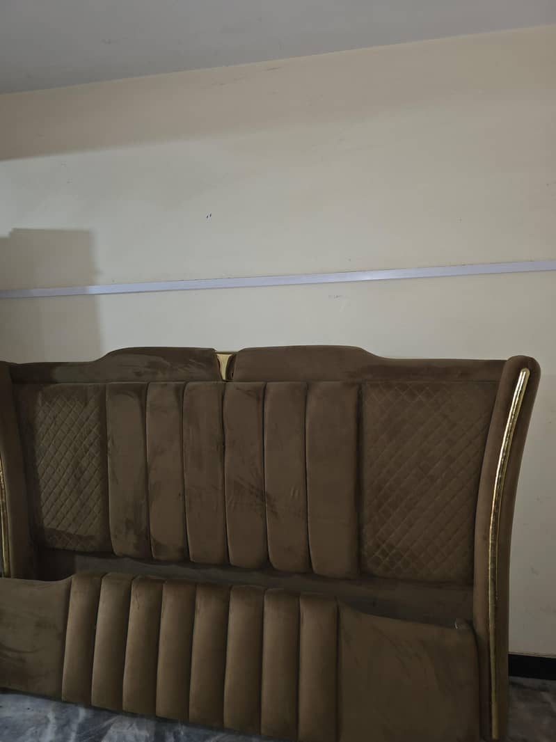 bed, dressing table,side table 0