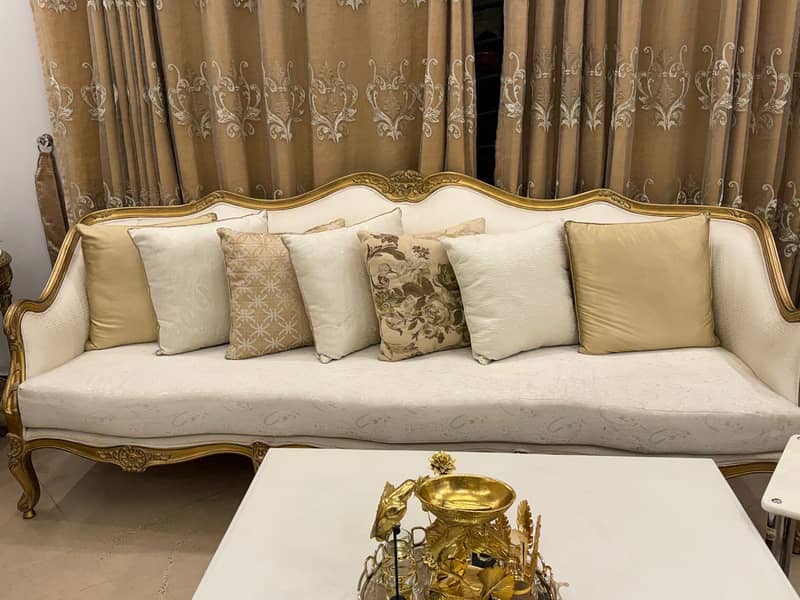 Sofas with chairs and tables 0