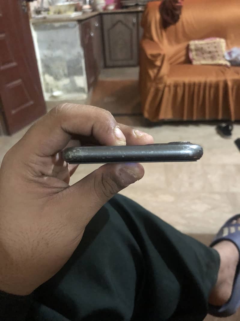 Apple iPhone 11 4