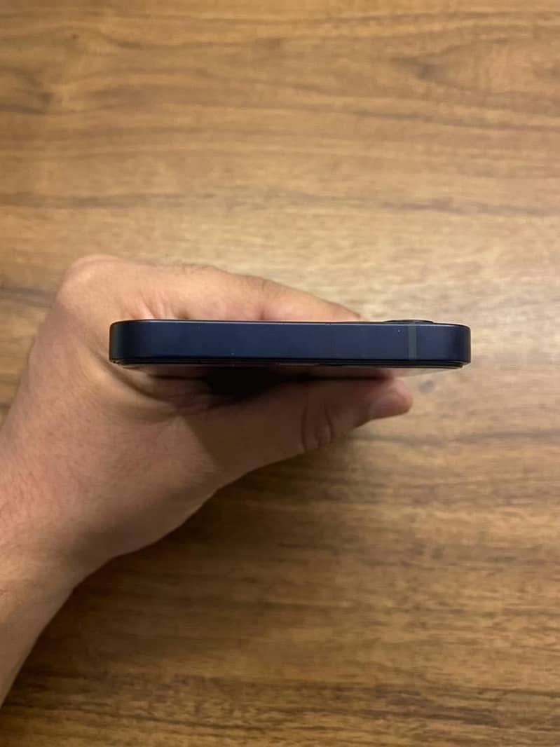 Apple iPhone 13 2