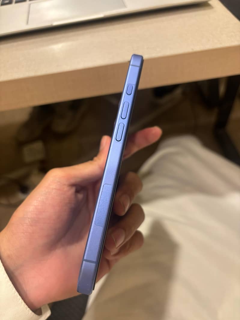 Apple iPhone 16 3