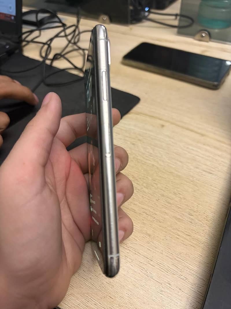 Apple iPhone X 3