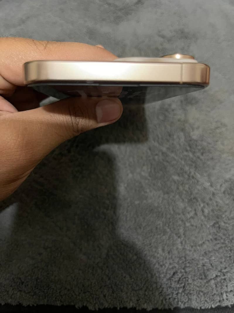 iPhone 16 Pro Max 4