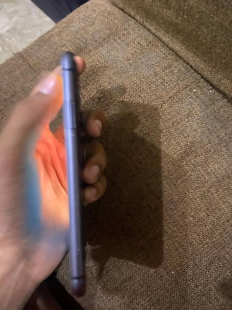 Apple iPhone 11 4