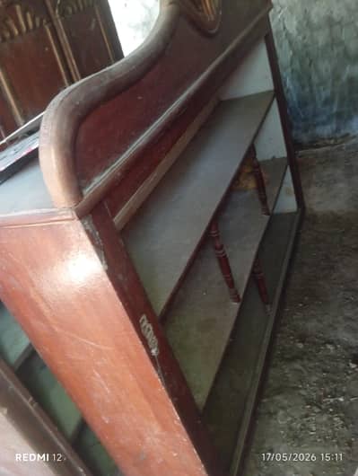 double bed , 2 showcase , 1 singar maze .
