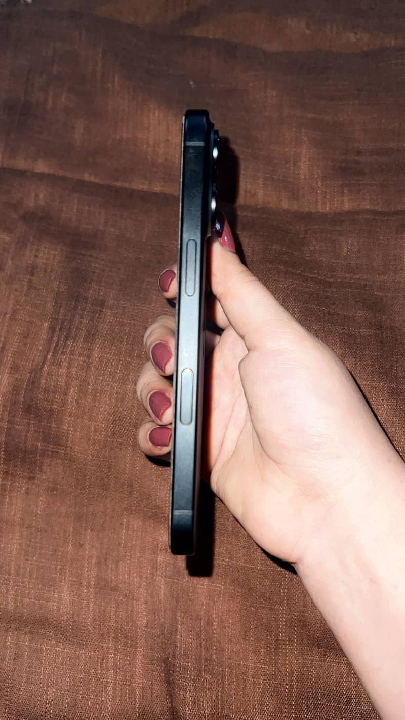 Apple iPhone 16 2