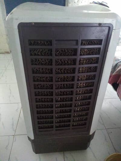 AC aur DC cooler bahut acchi condition mein hai medium size k hai