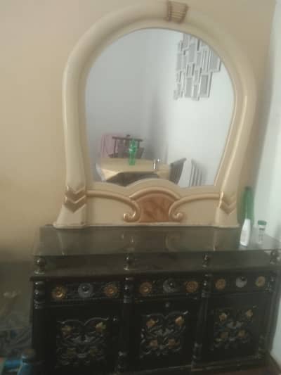 dresing table with gool mirror new condition all ok