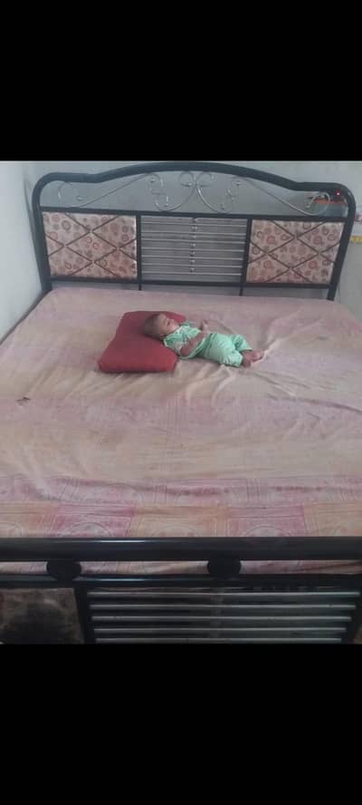 King Size Iron Bed aur Iron Dressing Table – Sale in Karachi