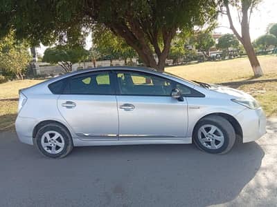 TOYOTA PRIUS G TUNING 13/17 ISLAMABAD REJISTER BRAND NEW TYRE INSTALL