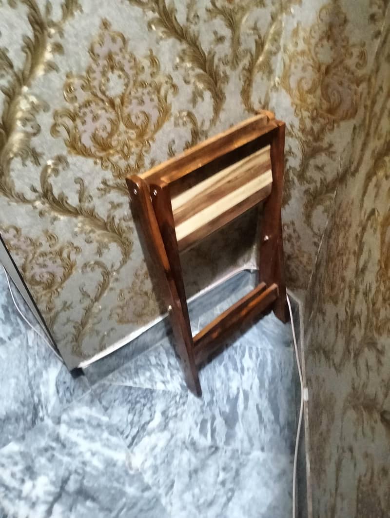 folding table stole 1