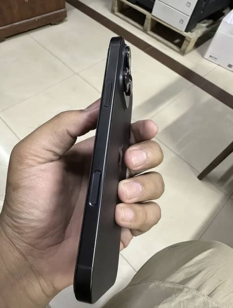 Apple iPhone 16 Pro Max 2