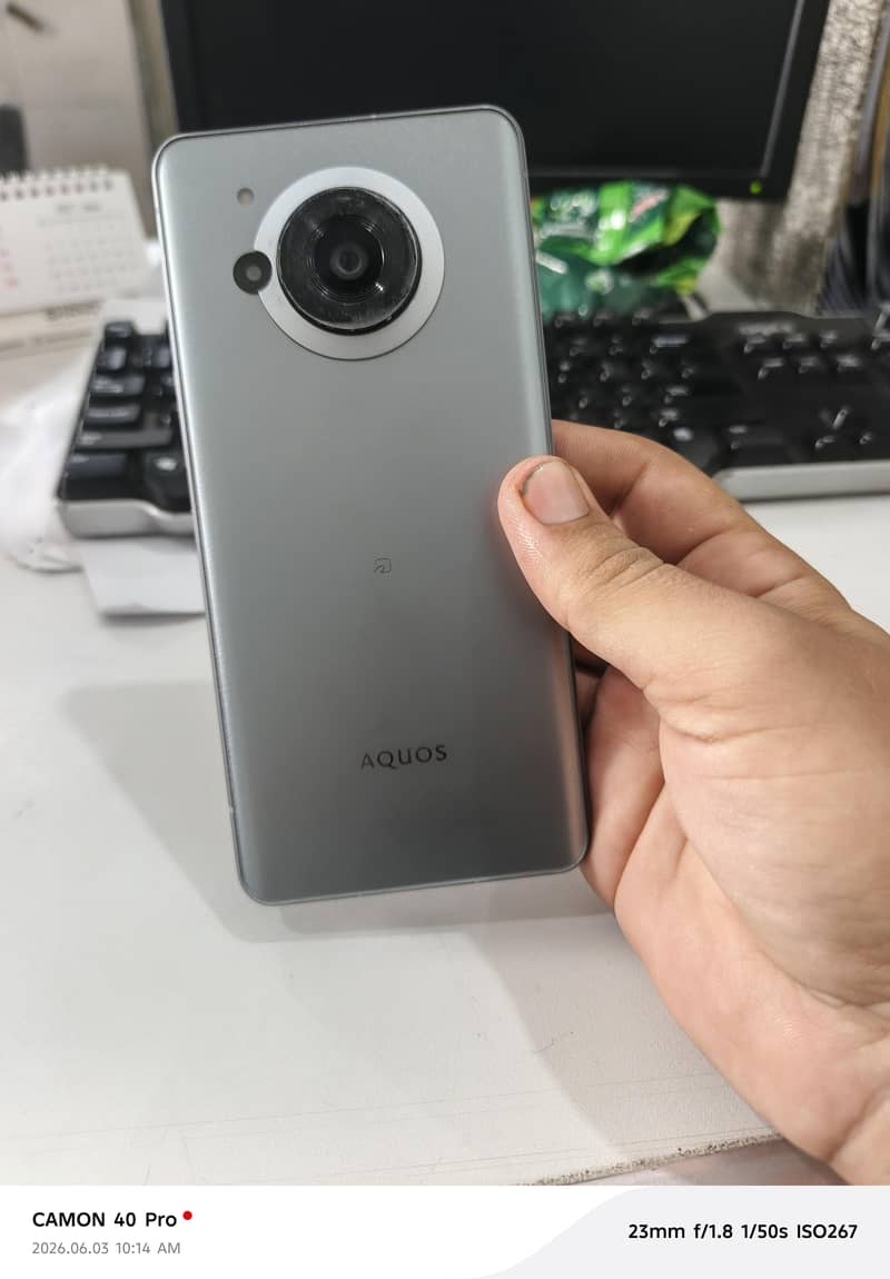 Sharp Aquos R7 1