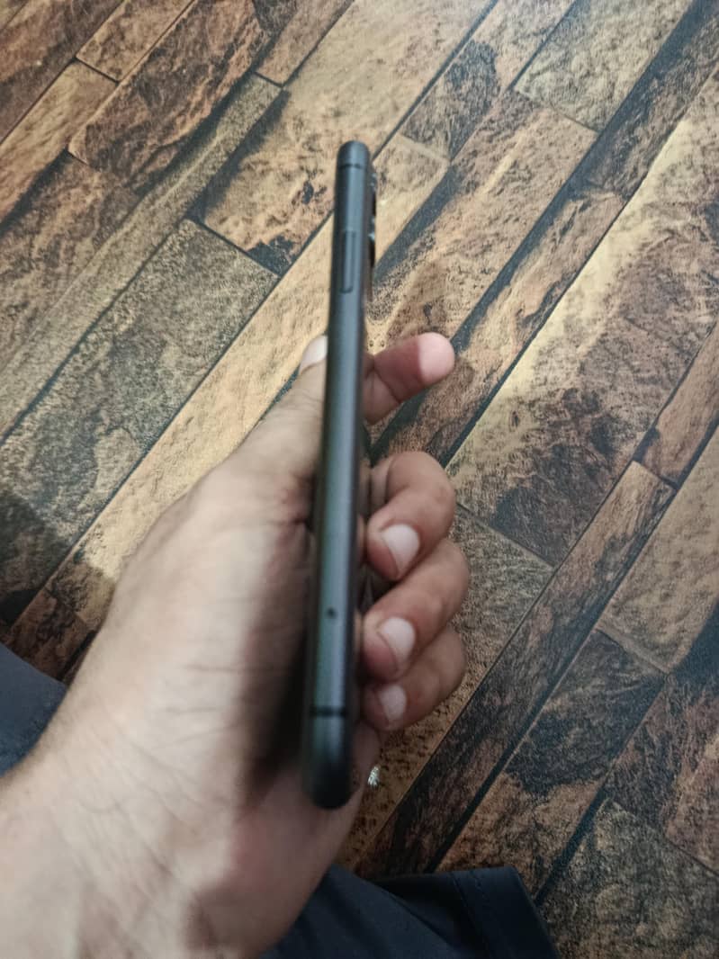 Apple iPhone 11 4