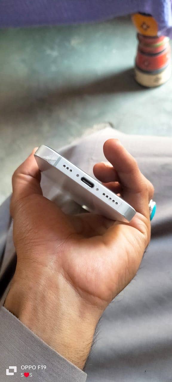 Apple iPhone 16e 1