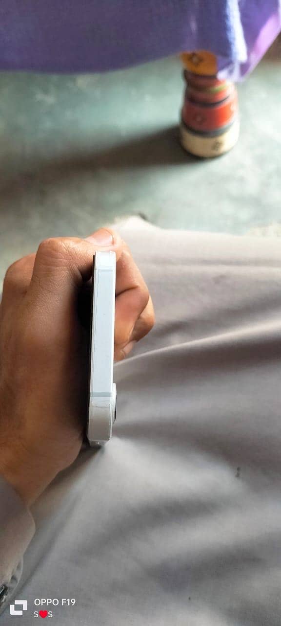 Apple iPhone 16e 2