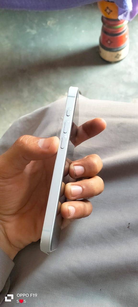 Apple iPhone 16e 3